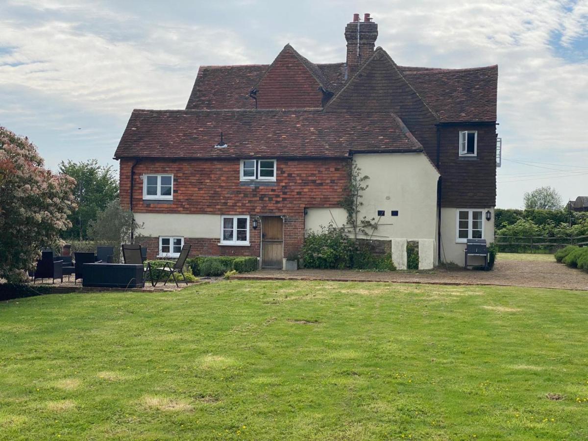 Дом отдыха Church Farmhouse, Surrey, Sleeps 10, Large Garden Crowhurst (Surrey)
