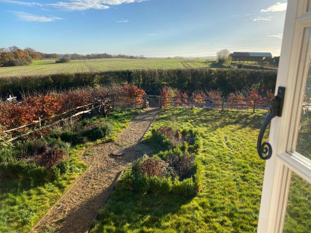 Church Farmhouse, Surrey, Sleeps 10, Large Garden Дом отдыха Crowhurst (Surrey)
