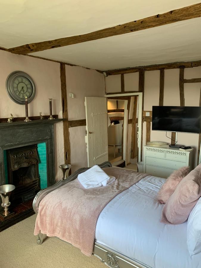 Church Farmhouse, Surrey, Sleeps 10, Large Garden