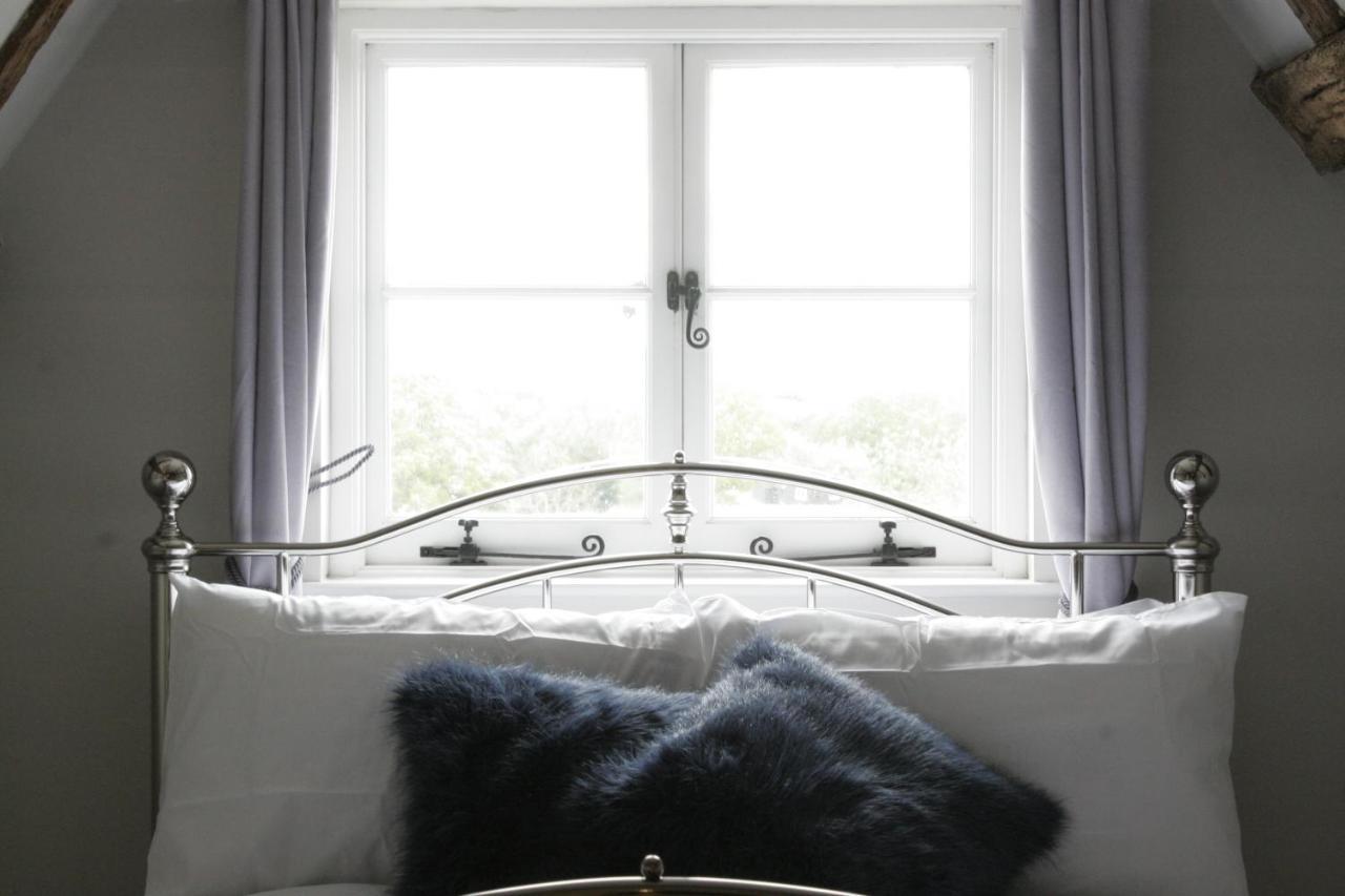 Church Farmhouse, Surrey, Sleeps 10, Large Garden Дом отдыха *