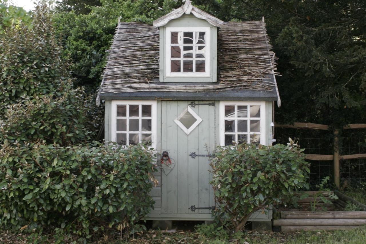 Church Farmhouse, Surrey, Sleeps 10, Large Garden Дом отдыха