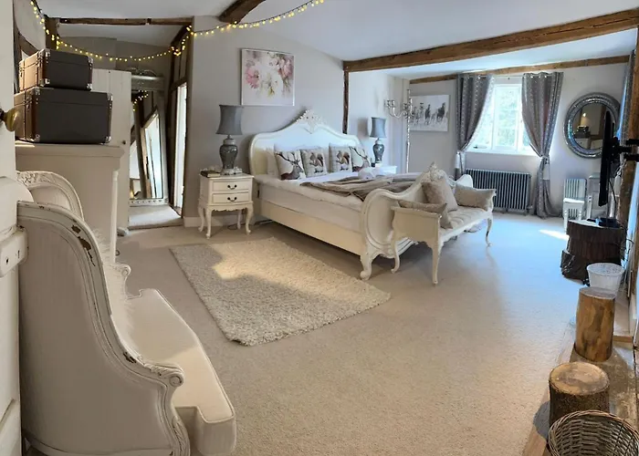 Church Farmhouse, Surrey, Sleeps 10, Large Garden