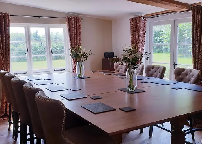 Church Farmhouse, Surrey, Sleeps 10, Large Garden