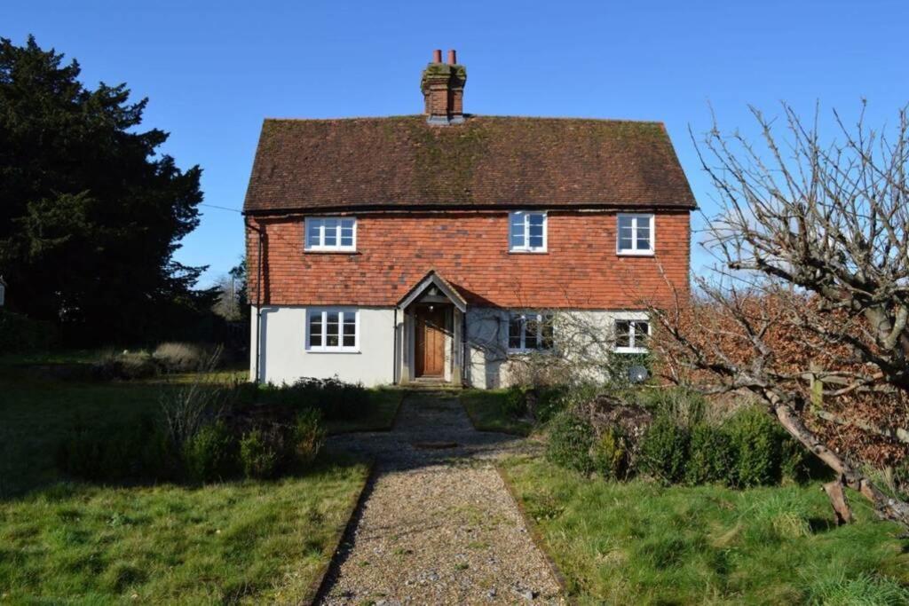 Church Farmhouse, Surrey, Sleeps 10, Large Garden Holiday home Crowhurst (Surrey)