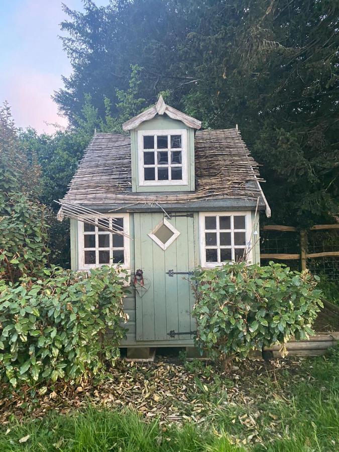 Church Farmhouse, Surrey, Sleeps 10, Large Garden Holiday home