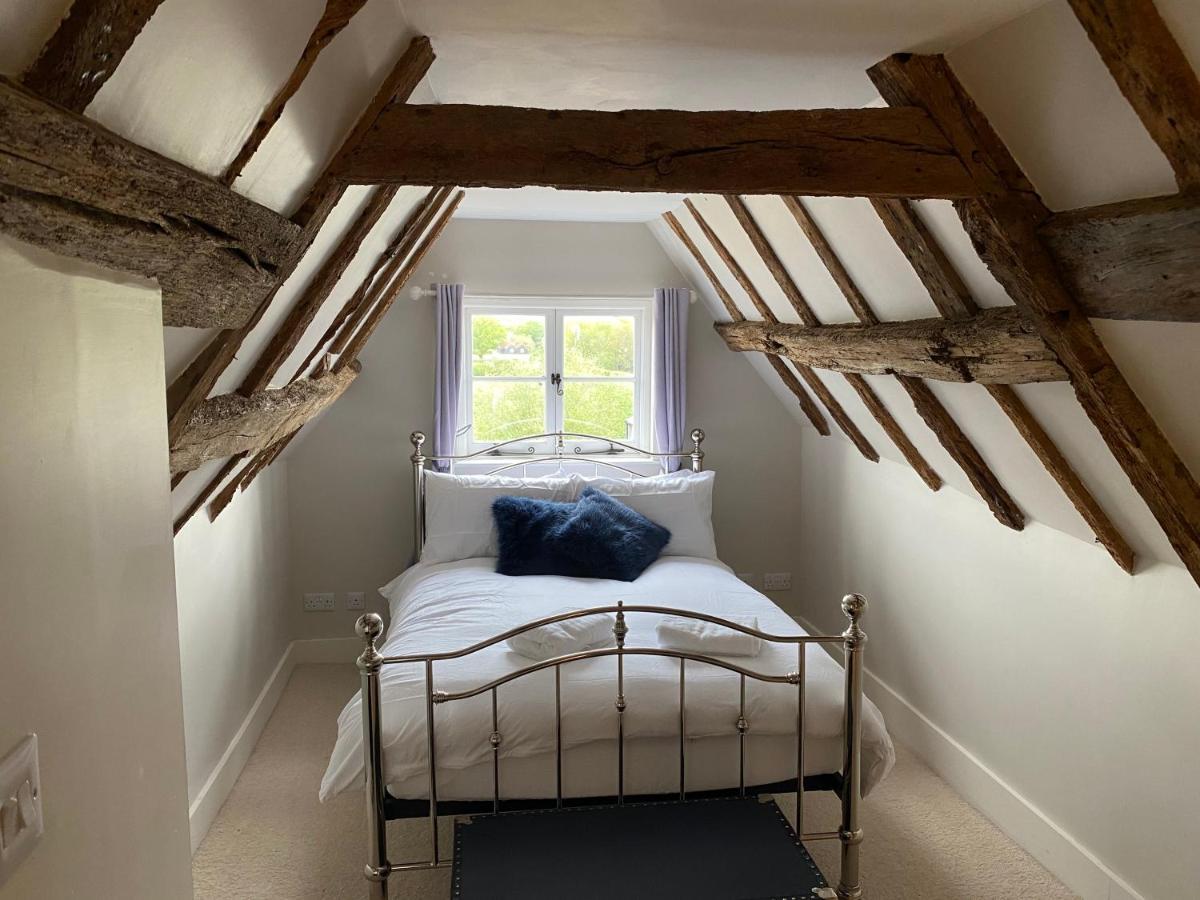 Church Farmhouse, Surrey, Sleeps 10, Large Garden Holiday home Crowhurst (Surrey)