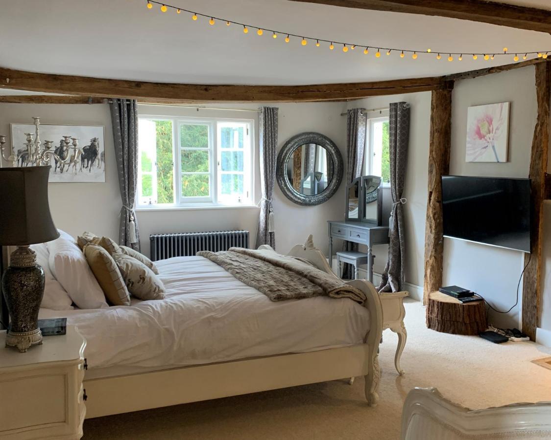 Church Farmhouse, Surrey, Sleeps 10, Large Garden Holiday home *