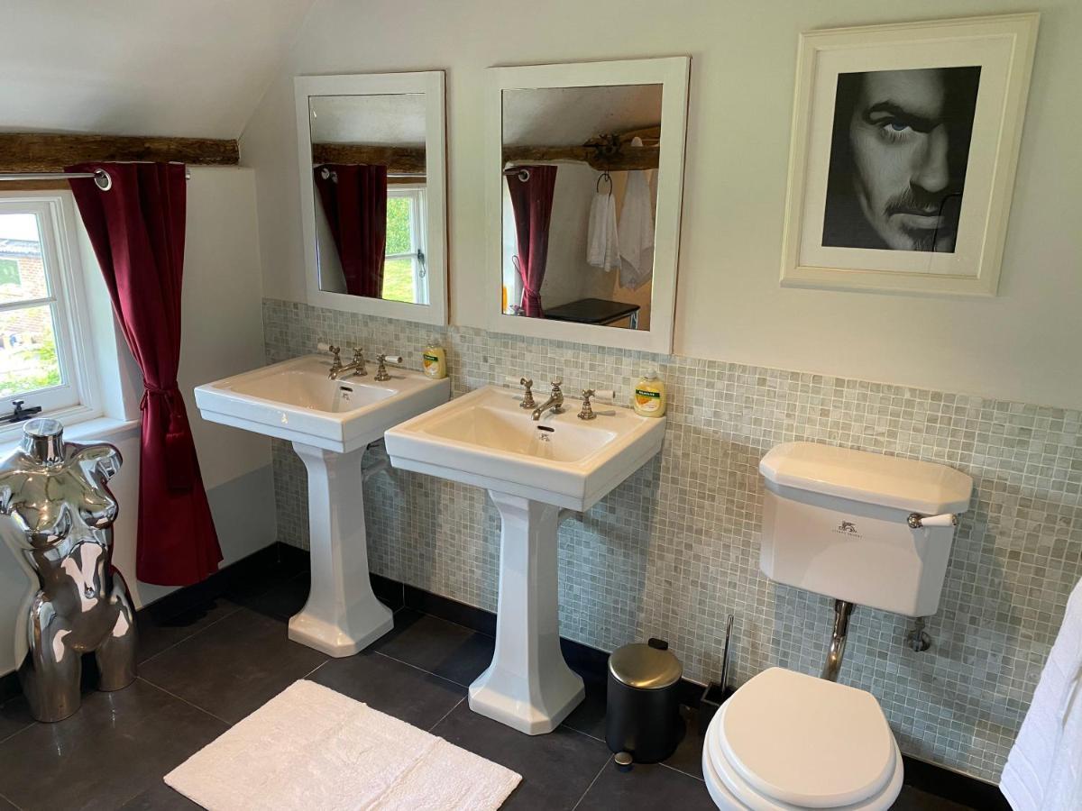 Church Farmhouse, Surrey, Sleeps 10, Large Garden Holiday home *