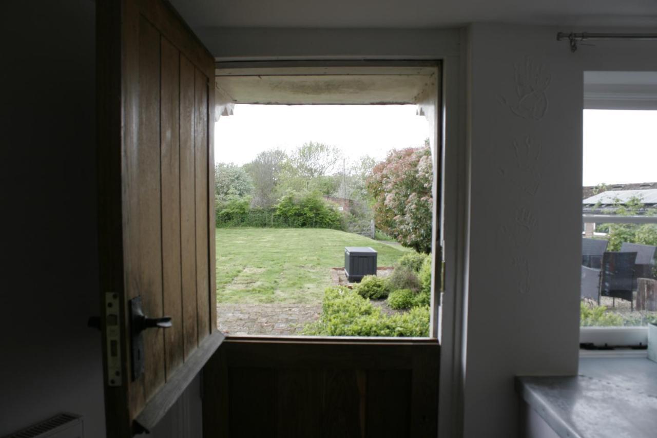 Church Farmhouse, Surrey, Sleeps 10, Large Garden