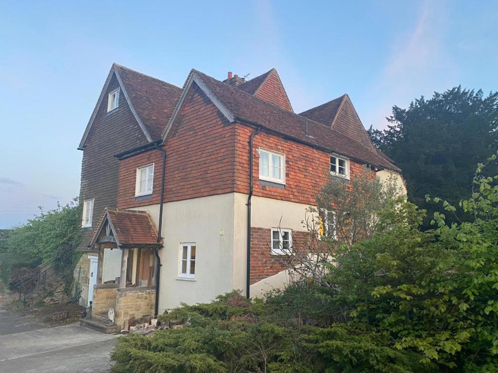 Church Farmhouse, Surrey, Sleeps 10, Large Garden Holiday home *