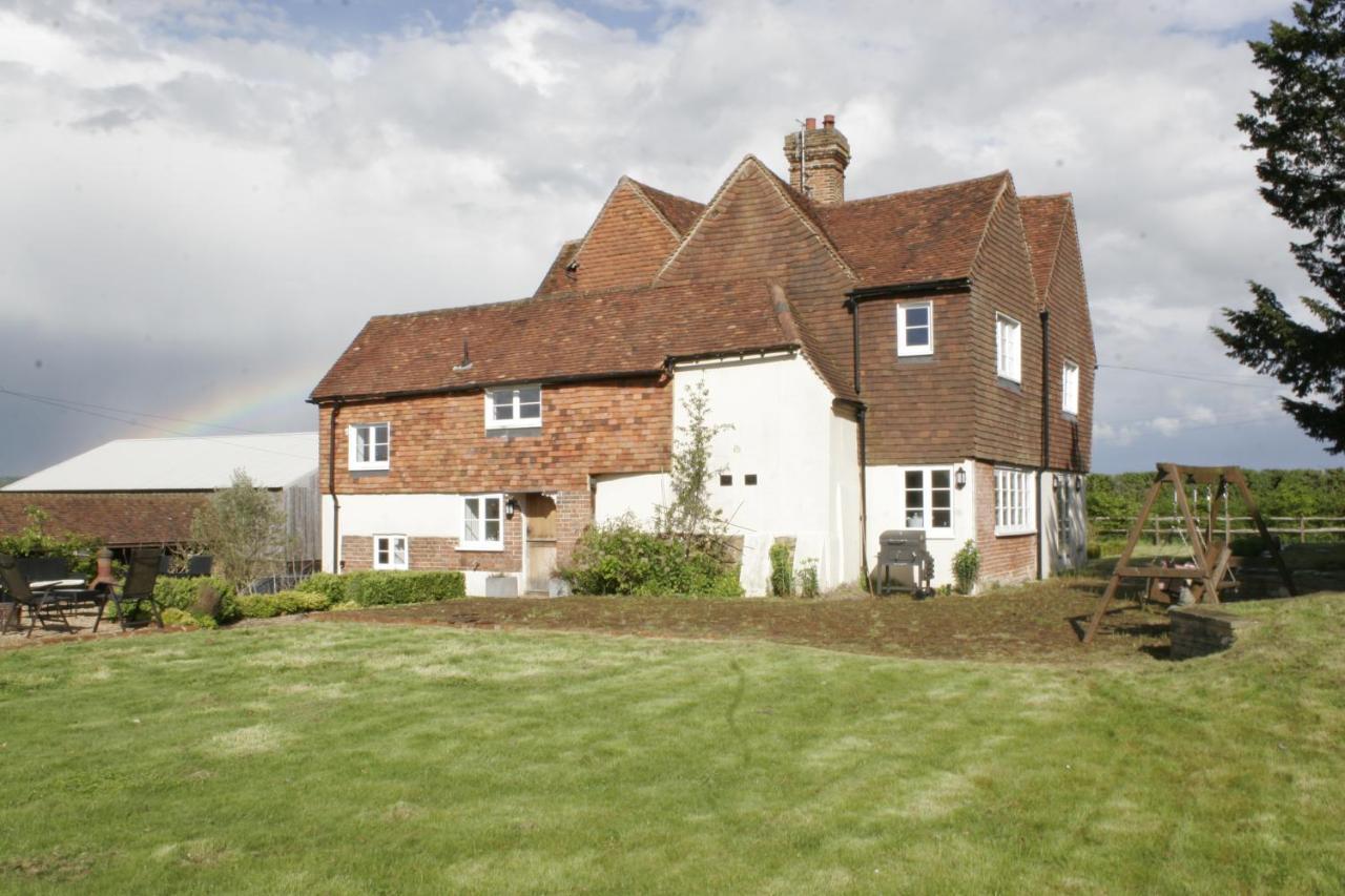 Church Farmhouse, Surrey, Sleeps 10, Large Garden Holiday home Crowhurst (Surrey)