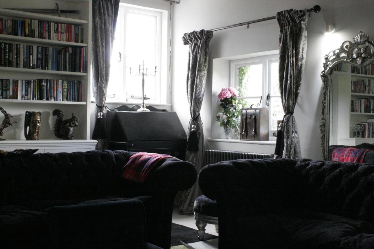 Church Farmhouse, Surrey, Sleeps 10, Large Garden Holiday home *