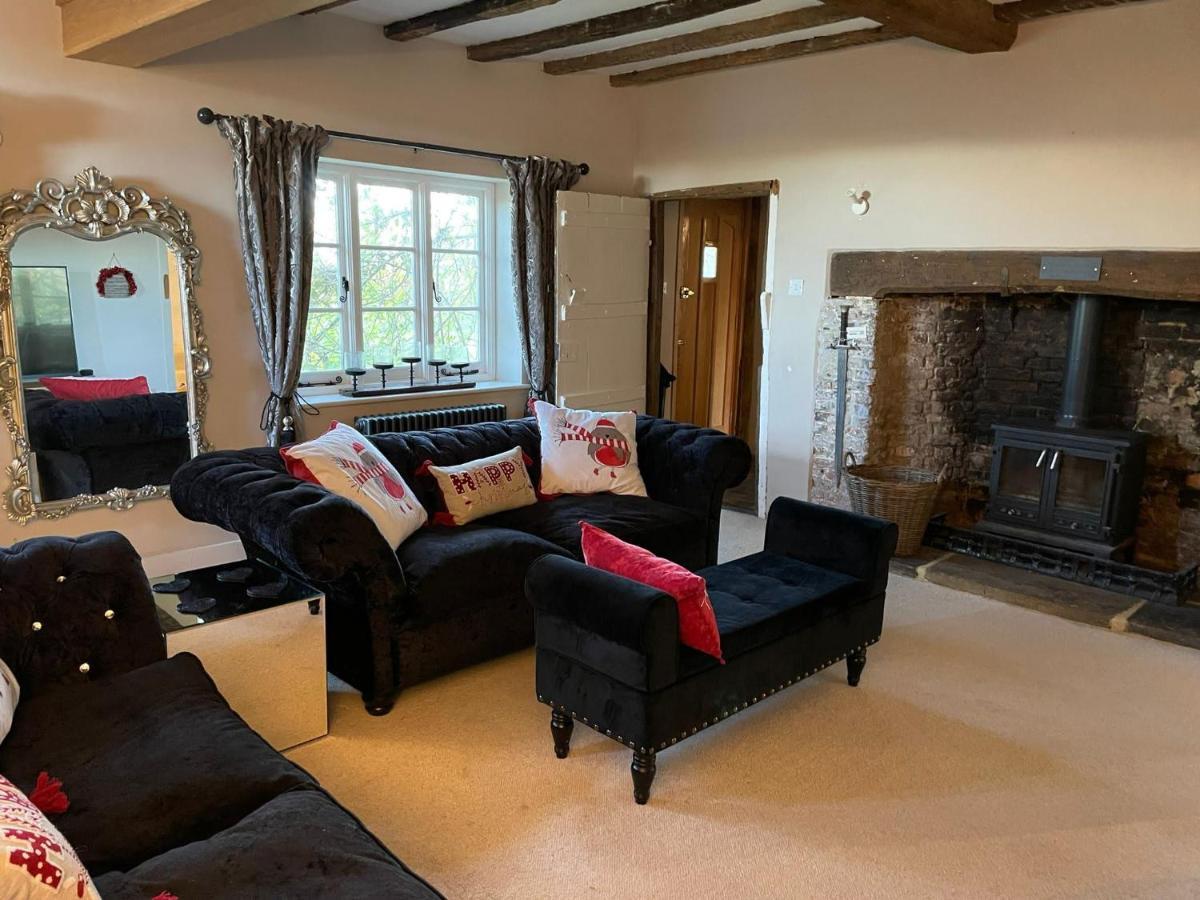 Church Farmhouse, Surrey, Sleeps 10, Large Garden *