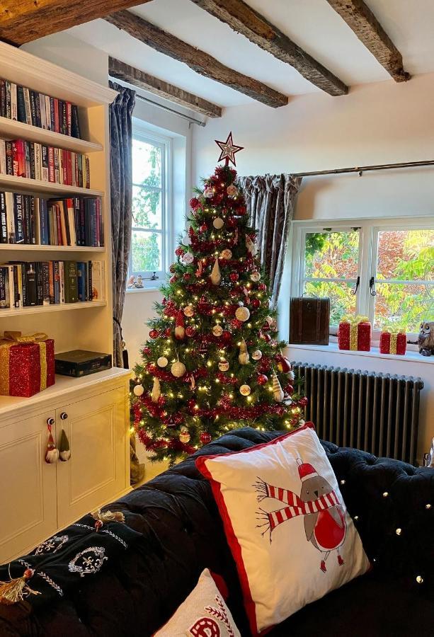 Church Farmhouse, Surrey, Sleeps 10, Large Garden Holiday home Crowhurst (Surrey)