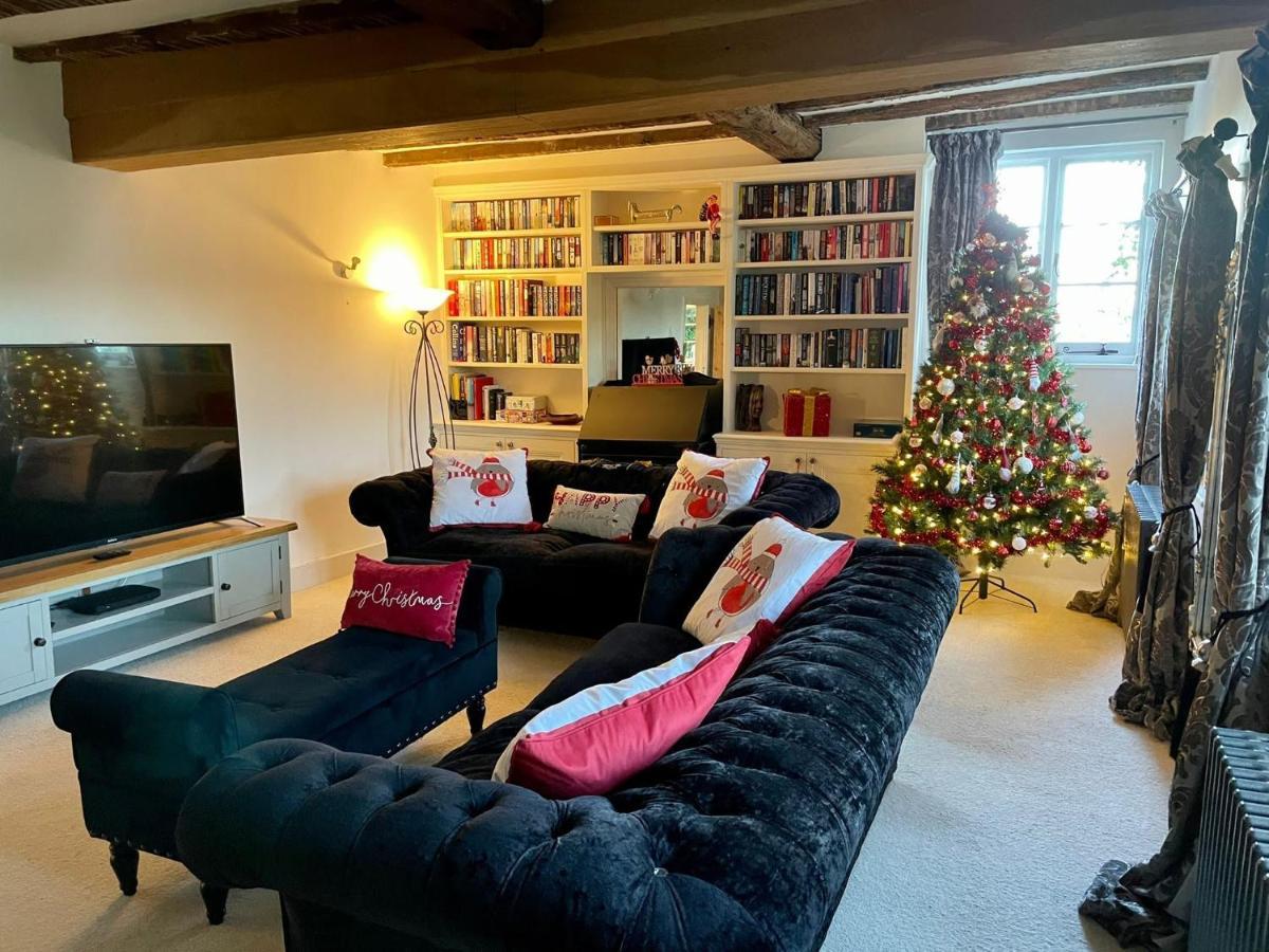 Holiday home Church Farmhouse, Surrey, Sleeps 10, Large Garden