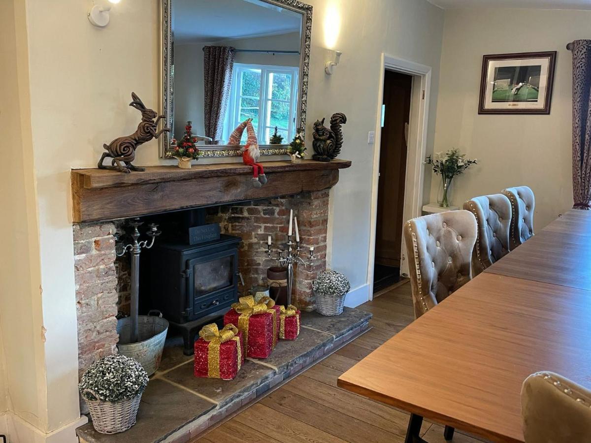 Holiday home Church Farmhouse, Surrey, Sleeps 10, Large Garden Crowhurst (Surrey)