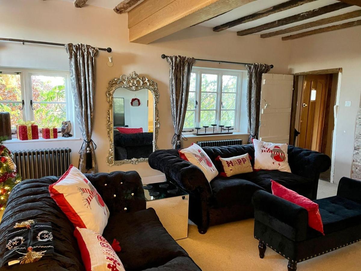 Holiday home Church Farmhouse, Surrey, Sleeps 10, Large Garden *