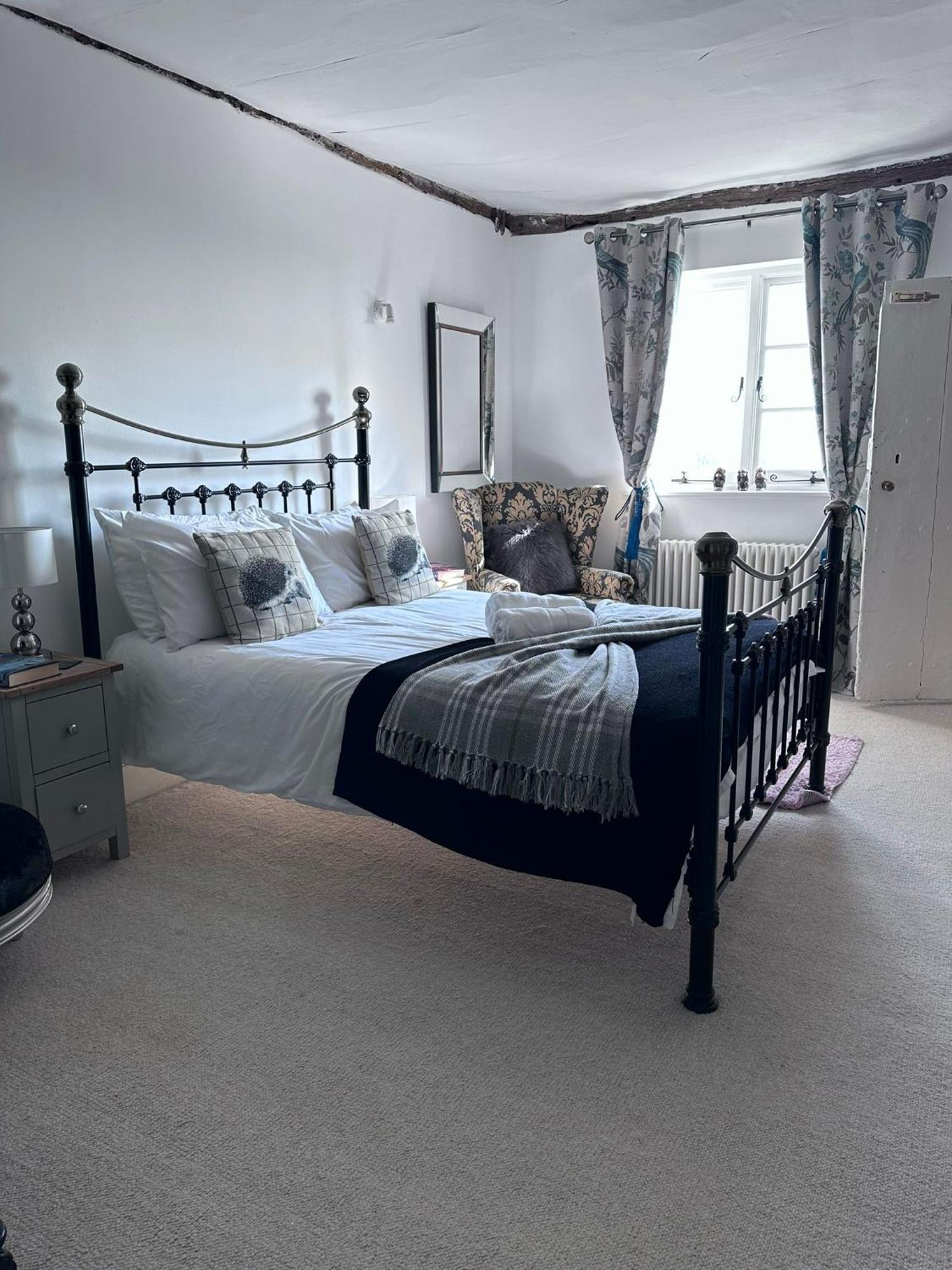 Church Farmhouse, Surrey, Sleeps 10, Large Garden Holiday home Crowhurst (Surrey)