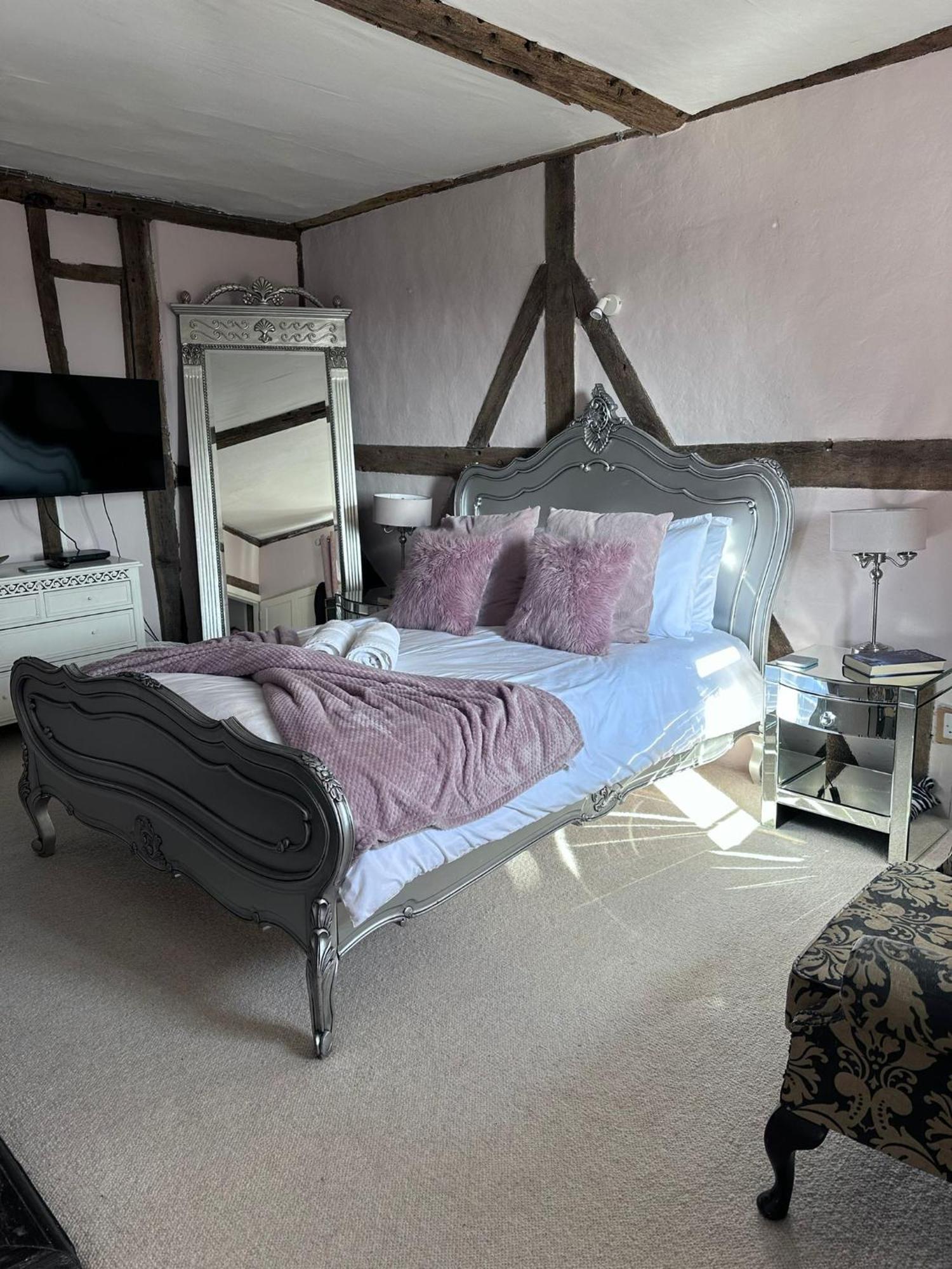 Church Farmhouse, Surrey, Sleeps 10, Large Garden Holiday home *