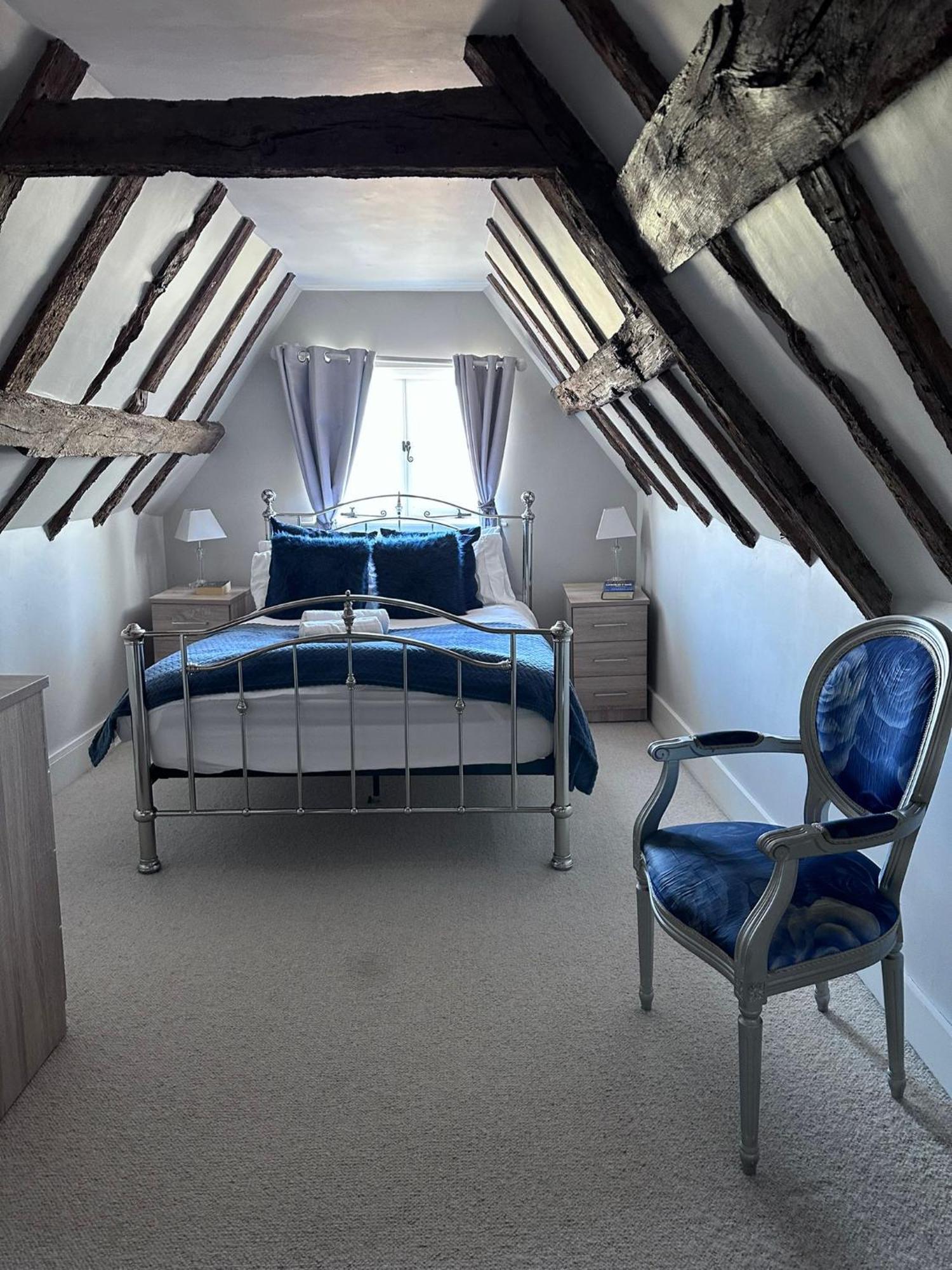 Church Farmhouse, Surrey, Sleeps 10, Large Garden Holiday home Crowhurst (Surrey)